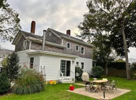 Greenport village cottage w/ 4 bedrooms, vacation home in Greenport