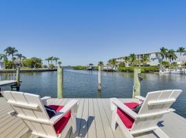 Waterfront Palmetto Home with Private Pool and Dock!, cabaña o casa de campo en Palmetto