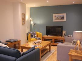 Stylish flat in central Tenby & free parking, hotel in Tenby