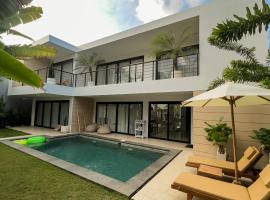 Admire Villa - a luxury private villa with Pool，位于勒吉安的酒店