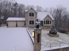 Luxury getaway in woods, Jacuzzi, Hot Tub, Pool, ξενοδοχείο σε Bushkill