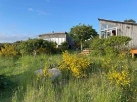 Two Houses On Natural Ground With Beautiful View, počitniška hiška v mestu Fårevejle