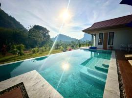 Moon Pool Villa, medencével rendelkező hotel Ban Khlong Son városában