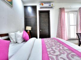 The Noble Suites, Near Spectrum Mall, hotel com spa em Noida