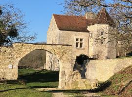 Manoir de Pimelles-Bourgogne-Chablis-2h15 Paris، فندق مع موقف سيارات في Pimelles