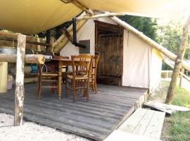 Tente Trappeur Ada, Au jardin de la Vouivre, camping de luxo em Saint-Vincent-en-Bresse