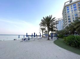 Sea-View Studio with Beach Access, cheap hotel in Ras al Khaimah