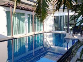 Kamala pool Villa, hotel con campo de golf en Kamala Beach