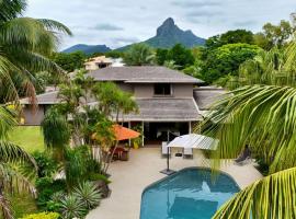 Villa Petit Tamarin : piscine bar et grand jardin tropical, hotel a Tamarin