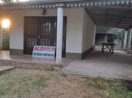 Sencilla, frente al río, villa i Andino