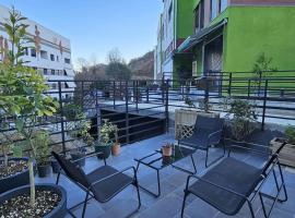 Deluxe Flat with garden_Tirana، شقة في تيرانا