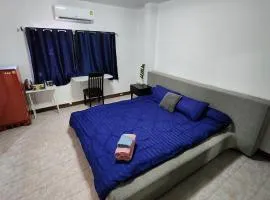 Comfy and Spacious room, close to the Royal Park Rajapruek