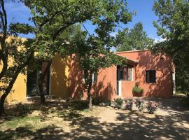 Luberon : maison près de Joucas et Gordes, hotel in Joucas