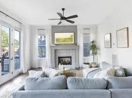 The Maple House - Huge Backyard & Mins to Broadway