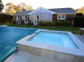Modern 3BR 2BA Home w Patio Outdoor Salt Pool, hotel with parking in East Hampton