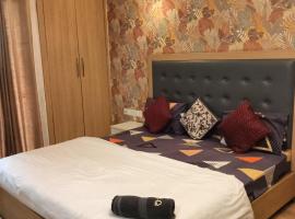 The journey staying luxury apartment Noida sector 135, ξενοδοχείο σε Noida