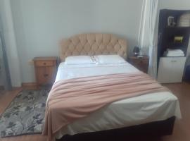 Studio confortavel - ate 4 pessoas, hotel in Araranguá