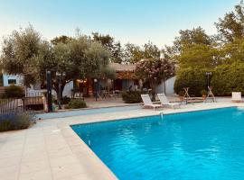 4 Saisons en Provence, hotel dengan kolam renang di Saint-Paul-en-Forêt
