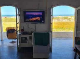 Casa pé na areia frente ao mar. Praia da Juréia., hotel en Iguape