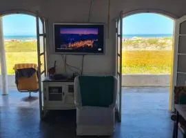 Casa pé na areia frente ao mar. Praia da Juréia.