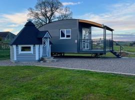 Capledrae Farmstay Shepherds Huts, farm stay in Cardenden