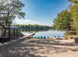 Stewart Lake Retreat all the bells and whistles, hotel amb aparcament a MacTier