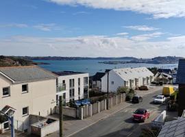Modern open plan house, sea views and hot tub, hotel in Falmouth