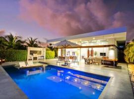 Beachside 2 Bedroom Villa with Pool and Resort Amenities - White Villas - v7, hotelli kohteessa Providenciales