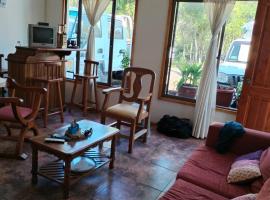 Casa de descanso con piscina camino radal, hotel en El Torreón