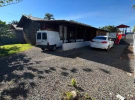 Casa aconchegante ótima para rlx, hotel em Barra Velha