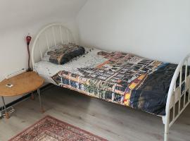 Single bed in quiet area, къмпинг в Айндховен