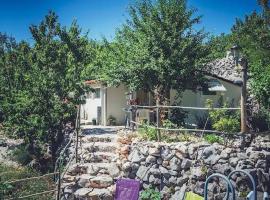 Robinson Haus Ivan No Electricity, hotel in Makarska