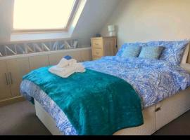 Scrabo View - King Bedroom with private bathroom, cheap hotel in Comber