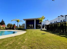 Close to the marina and beaches of Sotogrande, experience sophistication in this contemporary four-bedroom frontline golf townhouse in the San Roque Club, vila di San Roque