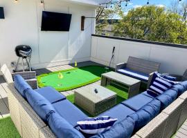 East Nashville Townhome with Rooftop Deck, Grill, TV and Golf! 5min to Grand Ole Opry!, atostogų namelis mieste Nešvilis