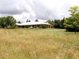 Topsys Corner - large rural house near Orange, hotel v destinaci Shadforth