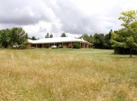 Topsys Corner - large rural house near Orange, hotel barato en Shadforth