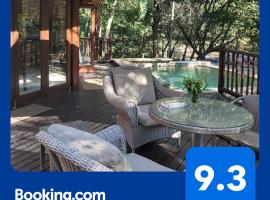 Dreamy 3 bedroom villa on the edge of the Sabie River in Kruger Park Lodge, hytte i Hazyview