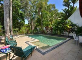 The Condo - A Spacious Villa Near Beach and Town, hotel v destinaci Port Douglas