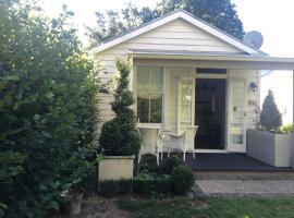 Matamata Historic Cottage- The Wash-House, hotel in Matamata