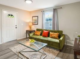 Cozy Remodeled 2 BD Heights Bungalow: Houston'da bir bungalov