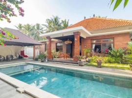 Dani Vila, 2BR, Pool, enclosed kitchen and living area at Buleleng, North Bali, hotel en Gretek