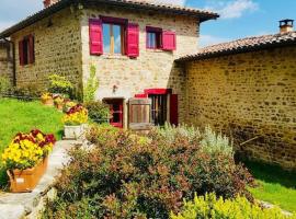 Maison paysanne de caractère au cœur des Monts du Lyonnais, hotel di Yzeron