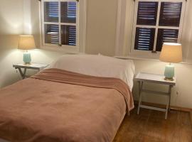 Maris , Greek House @ City Center ALSANCAK, hotel i Konak