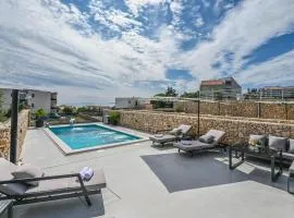 4 Bedroom Cozy Home In Novalja