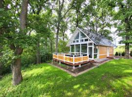 Beautiful lakefront house, hotel in Västerås