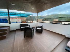 Terraza y jacuzzi 3 habitaciones en la vega: Concepción de La Vega şehrinde bir otel