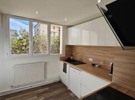 Charmant & spacieux 3 chambres - MM Apartment - Lyon Grand Parilly, hotel en Vénissieux