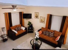 5 Min from Dunn River Fall 2 Bedroom Townhome Pool Balcony，曼米湾的寵物友善飯店