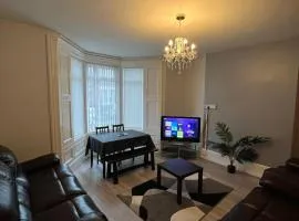 Newcastle, fully equipped kitchen 4 bedrooms, 3 king & 2 single beds, 5 minutes to city centre